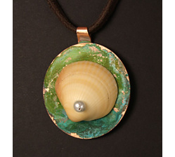 Riveted clamshell with pearl