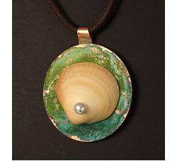 Riveted clamshell with pearl
